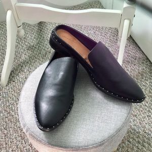 Universal thread womens black backless shoe.